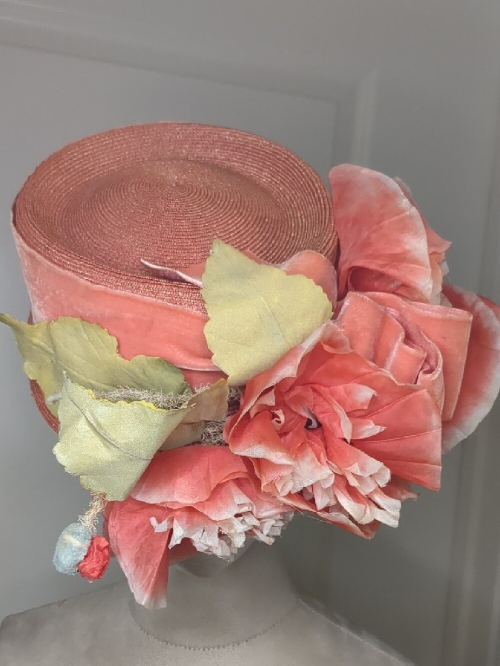 Vintage 50s Leslie James Women’s Cloche Hat Coral Satin Flowers JW Robinson